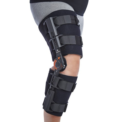 Post-surgical wraparound knee support with monocentric joints One Plus Orliman